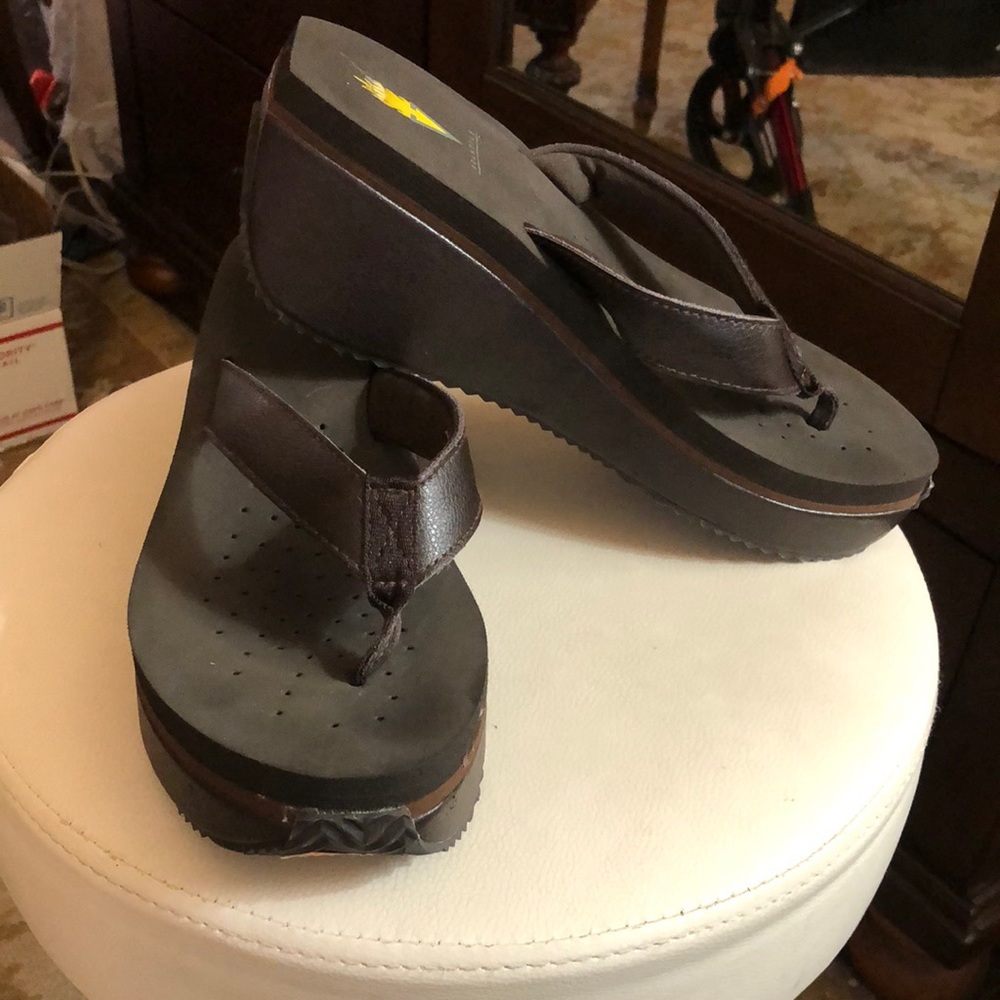 Brown flip flop sandals by Volative